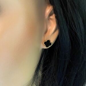 Mood‎ changing earrings
